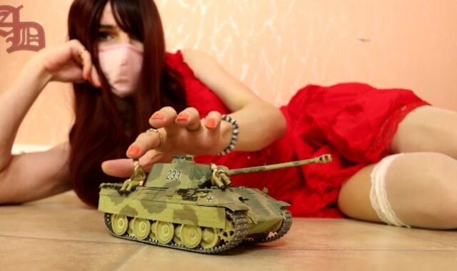 T-MODEL GIANTESS AMANDA IN WHITE STOCKING AND LONG RED DRESS PLAYS WITH PANTHER TANK AND ITS TEAM