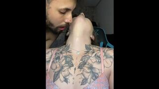 Lambendo e babando muito no pescoço da loira do tinder / neck kissing