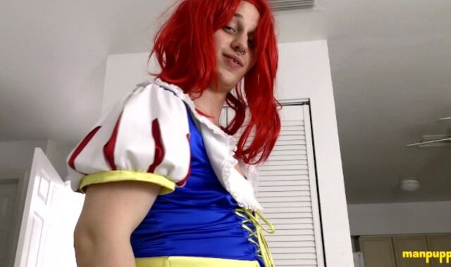 Supah-crazy Elis Ataxxx wears a princess dress and shows his backside